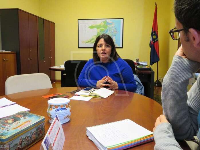 Gloria Cabrera atiende a los medios de comunicación en su despacho de Urbanismo (Foto TA)